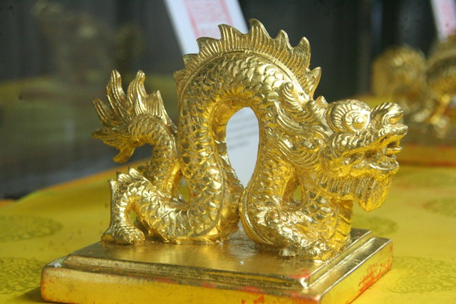 Triển l&atilde;m 11 ấn rồng v&agrave;ng tinh xảo triều Nguyễn 